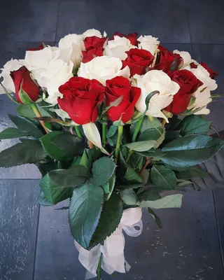 Букет из белых и розовых роз с эвкалиптом – купить с доставкой в Москве