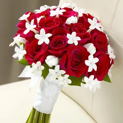 Букет красных роз и белых хризантем купить с доставкой в Москве | Заказать  букет цветов недорого