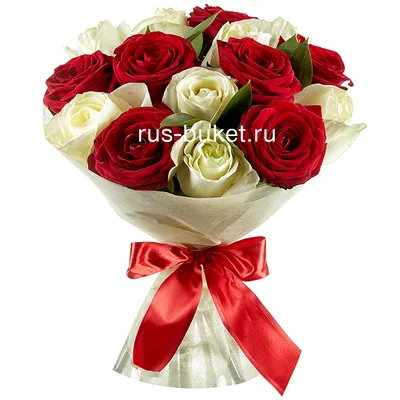 Букет 29 красных и белых роз в упаковке заказать с доставкой в Краснодаре  по цене 4 110 руб.