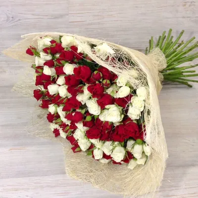 Купить букет невесты из красных роз и белых тюльпанов в Самаре с доставкой  недорого