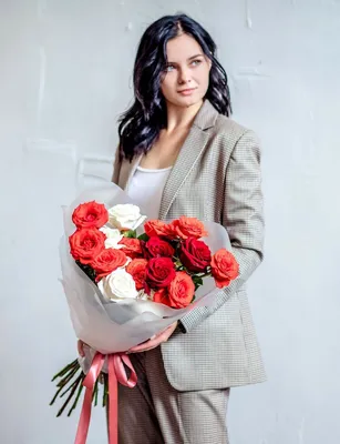 Небольшой букет белых и красных роз 2710 ₽ с доставкой по Москве