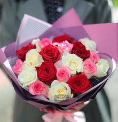 Букет из 11 белых и красных роз с лентой с доставкой в Новосибирске. Служба  доставки цветов и подарков - FLO365