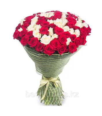 Яркий букет из красных роз и белых кустовых роз с зеленью и оформлением  купить в Севастополе | Sevcvetok