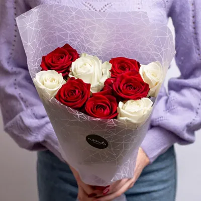 Букет красных роз с гипсофилой \"Простая арифметика\" – купить недорого с  доставкой по Москве