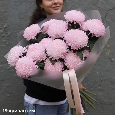 Нежный букет из хризантем в оформлении купить в Краснодаре с доставкой