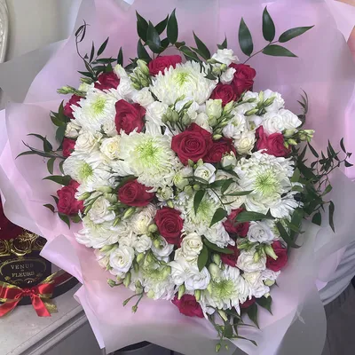 Букет из гербер, кустовой розы, лизиантуса и хризантемы купить в Твери по  цене 3450 рублей | Камелия