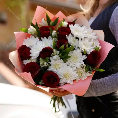 Букет хризантем с кустовыми розами купить с доставкой в Москве | Заказать  букет цветов недорого