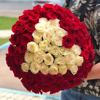 Купить букет из 31 розы в виде сердца в Астрахани