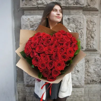 Розы в форме сердца в шляпной коробке #1 | Алая Роза
