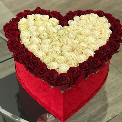 Букет в форме сердца из бордовых роз
