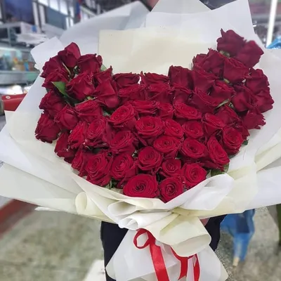Букет из белых и красных роз в форме сердца