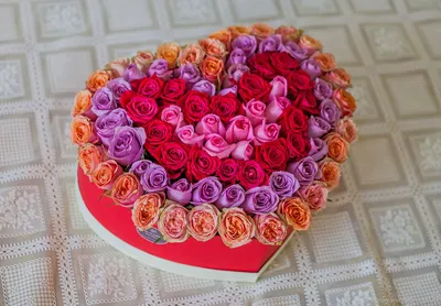 Букет из 101 красных и белых роз в форме сердца в шляпной коробке купить с  доставкой по Минску - Acuba di Flora