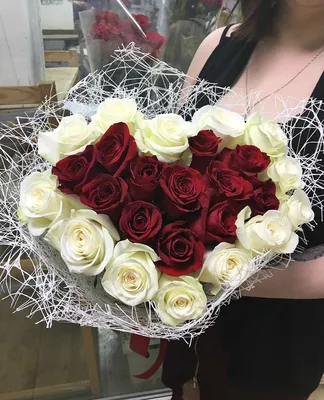 Сердце из роз, Купить букет 39 роз в виде сердца с доставкой по Днепру |  Royal-Flowers
