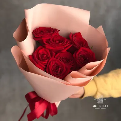 Букет из 7 розовых роз c зеленью в крафте купить с доставкой по Краснодару