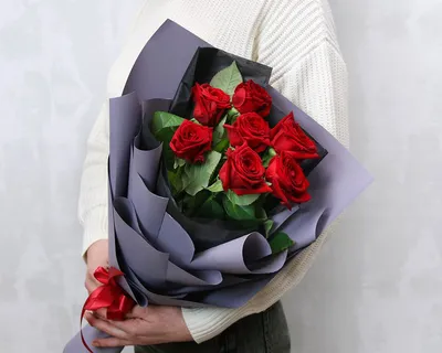 Букет 7 белых роз Эквадор 60см в ленте купить в Новосибирске | «Первый  цветочный Новосибирск»