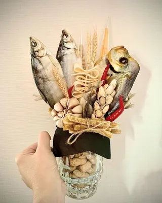 Съедобный букет из сушеной рыбы, мясных чипсов, напитка и орехов в стильной  упаковке