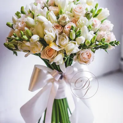 Букет невесты из кустовой розы капучино, фрезии и розы купить в Лепеле,  закажи, а мы доставим.