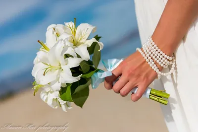 Купить букет невесты с лилией и кустовой розой \"яна\" по цене от 2600 руб.  Салон свадебной флористики Виола в Новосибирске