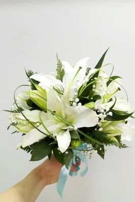 Букет цветов для невесты № 21\" купить онлайн. Состав: Лилия, гипсофила,  дополнительная зелень, фурнитура. Заказ и доставка цветов в Москве