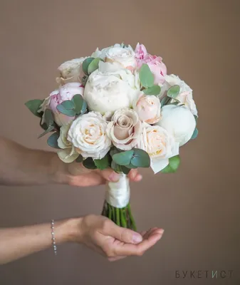 Купить свадебный Букет невесты из белых пионов с эвкалиптом в Минске с  доставкой из цветочного магазина