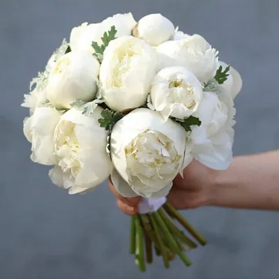 Купить букет невесты из нежных пионов и роз в Москве с доставкой