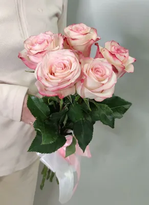 Нежный букет роз в коробке купить в Краснодаре с доставкой