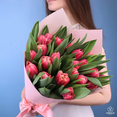 Букет из тюльпанов и пионовидных роз в шляпной коробке \"Встреча в мае\", 25  см