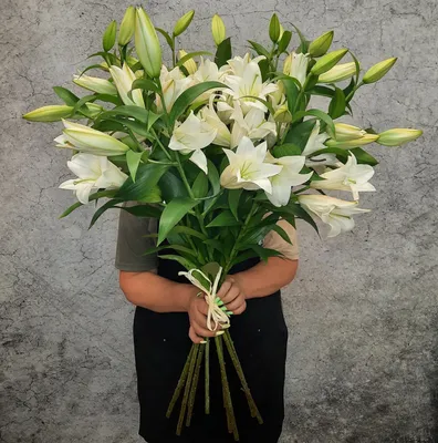 Букет цветов «Лилии мини» заказать с доставкой по цене 2 960 руб. в Ейске
