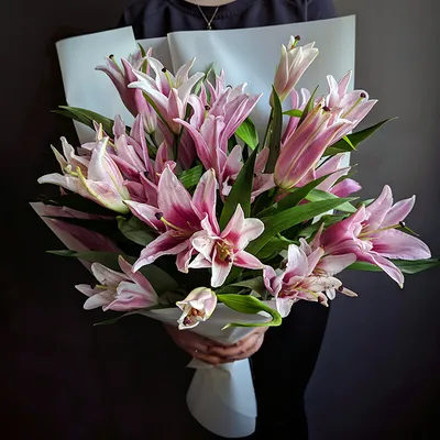 Букет из роз и лилий, Цветы и подарки в Москве, купить по цене 14750 RUB,  Авторские букеты в GiveFlowers с доставкой | Flowwow