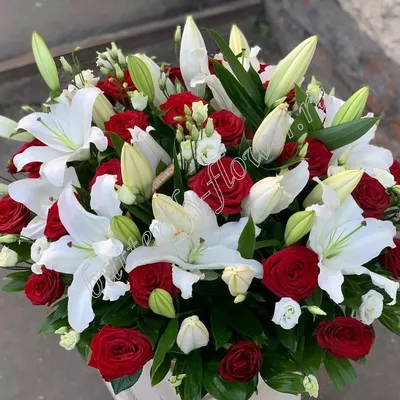Букет роза с лилией Пачиан — купить в Екатеринбурге