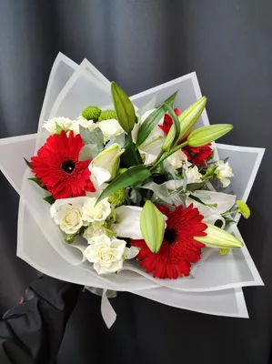 Окно в сад»: лилия, цветущие ветки и другие цветы по цене 5231 ₽ - купить в  RoseMarkt с доставкой по Санкт-Петербургу