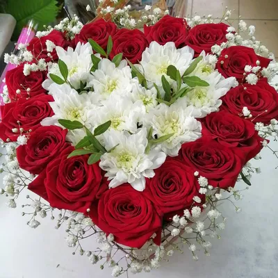Букет в виде сердца из красных и белых роз в коробочке купить в Краснодаре  с доставкой
