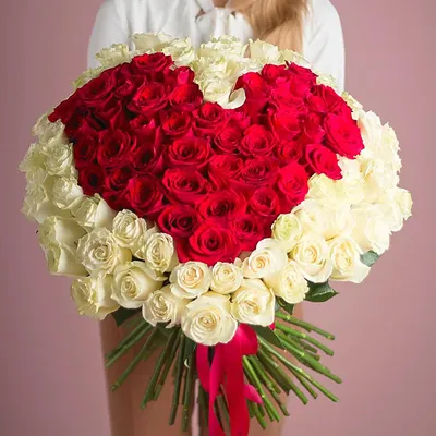 Букет из белых и красных роз в форме сердца