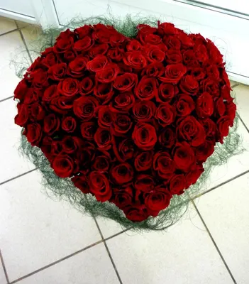 Букет из 55 белых и розовых роз в форме сердца доставка в Чите | ОптБукет
