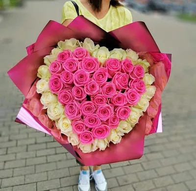Купить Букет 101 роза микс в виде сердца R388 в Москве, цена 18 041 руб.