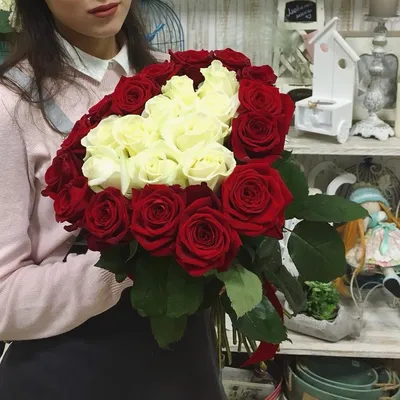 Красные и белые розы в коробке в виде сердца купить с доставкой в Москве |  Заказать букет цветов недорого