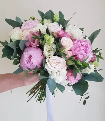 Букет цветов с пионами, кустовыми розами, гвоздикой и лизиантусом купить с  доставкой в СПб