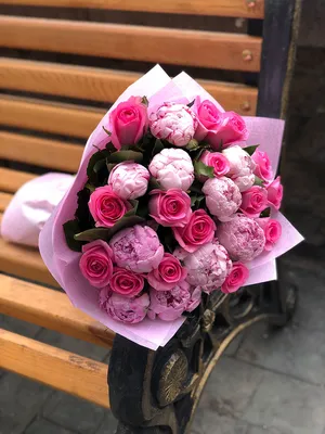 Букет невесты из белых и красных пионов, пионовидных роз купить с доставкой  в Москве | Заказать букет цветов недорого