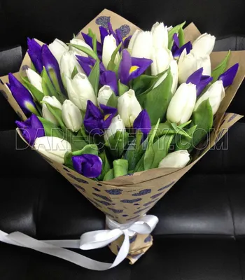 Купить Букет желтых тюльпанов и ирисов в упаковке по цене 4520₽ доставка в  Рязани | http://Cvetnik62.ru
