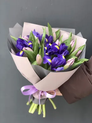 Букет из тюльпанов, ирисов и эвкалипта - купить в Москве по цене 3290 р -  Magic Flower