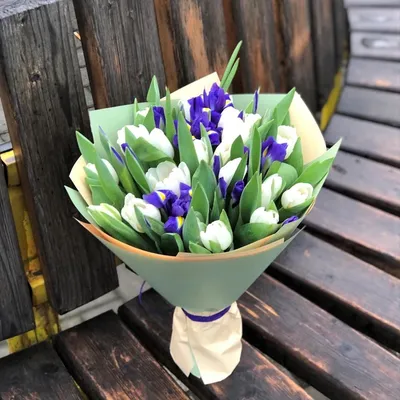 Букет из синих ирисов и желтых тюльпанов - купить с доставкой от ElitBuket