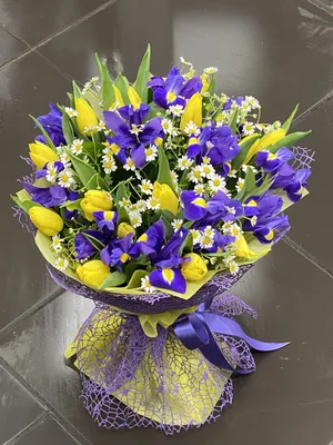 Синие ирисы с желтыми тюльпанами в коробке - 201 шт за 36 390 руб. |  Бесплатная доставка цветов по Москве