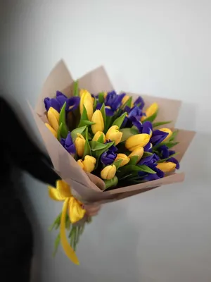 Весна всегда: букет желтых тюльпанов с синими ирисами по цене 8015 ₽ -  купить в RoseMarkt с доставкой по Санкт-Петербургу