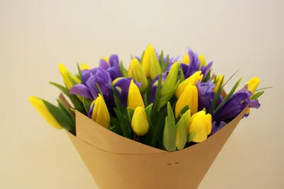Букет из белых тюльпанов и ирисов в СПб от Фит фловерс ру с доставкой или в  салоне цветов