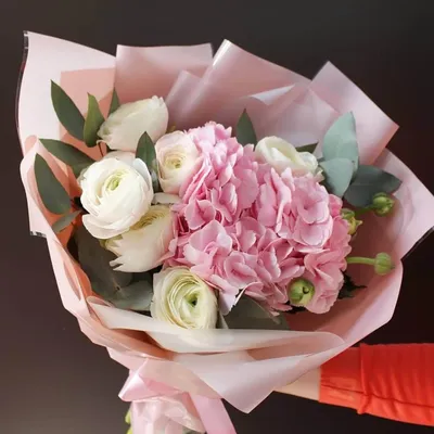 Купить коробку с ранункулюсами и розами по доступной цене с доставкой в  Москве и области в интернет-магазине Город Букетов