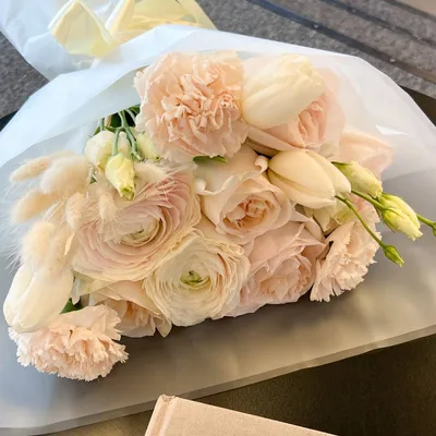 Букет из ранункулюсов двух цветов - заказать доставку цветов в Москве от  Leto Flowers