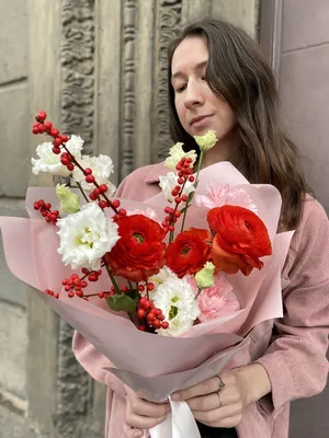 Букет роз с ранункулюсом и скабиозой купить с доставкой в СПб