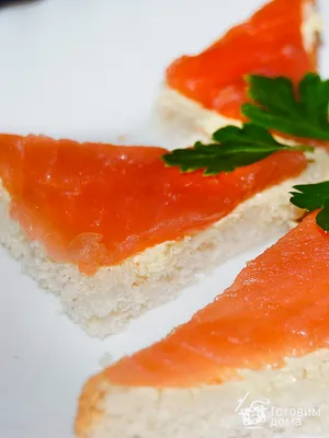 Бутерброды с красной рыбой и творожным сыром - Лайфхакер