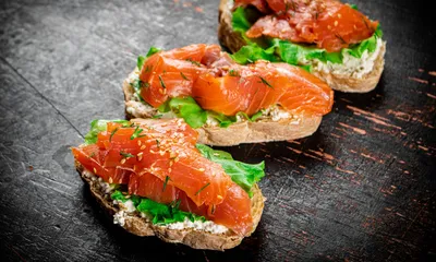 Бутерброды с красной рыбой, ломтик …» — создано в Шедевруме
