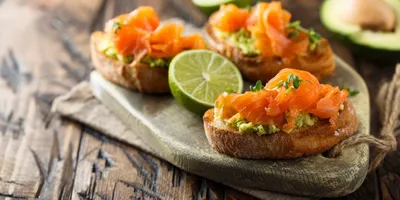 Бутерброды с красной рыбой и авокадо: рецепт - Лайфхакер